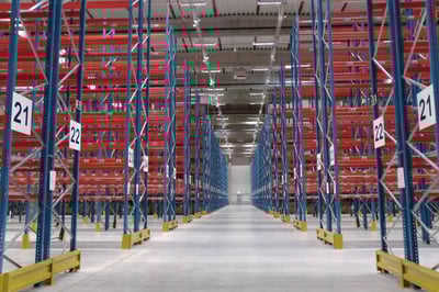 organización estanterías en almacén | Organización de almacenes: guía práctica para optimización de las estanterías | Toyota Material Handling