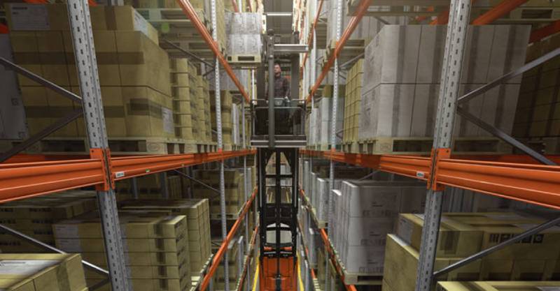 Carretilla VNA operando en almacén con pasillo estrecho | Carretilla VNA: cómo optimizar el espacio del almacén sin ampliarlo | Toyota Material Handling