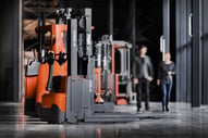 Peatones en almacén | Seguridad peatonal en el almacén: cómo separar el tránsito de personas y carretillas | Toyota Material Handling