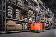 BT Optio en almacén | Overstock: Qué es, causas frecuentes y cómo evitar el exceso de stock en su almacén | Toyota Material Handling
