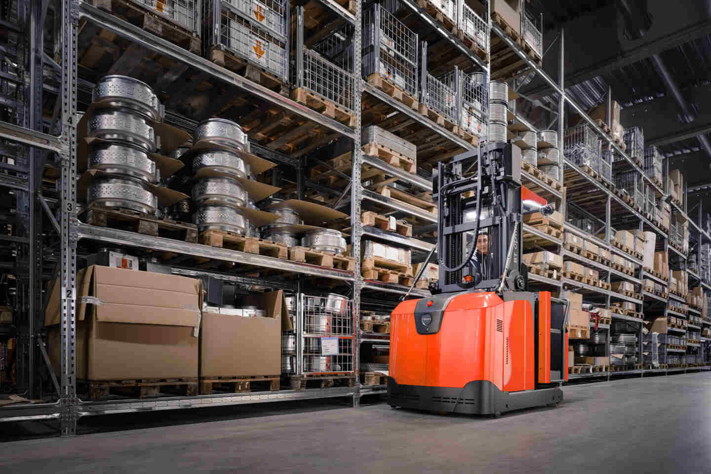 BT Optio en almacén | Overstock: Qué es, causas frecuentes y cómo evitar el exceso de stock en su almacén | Toyota Material Handling