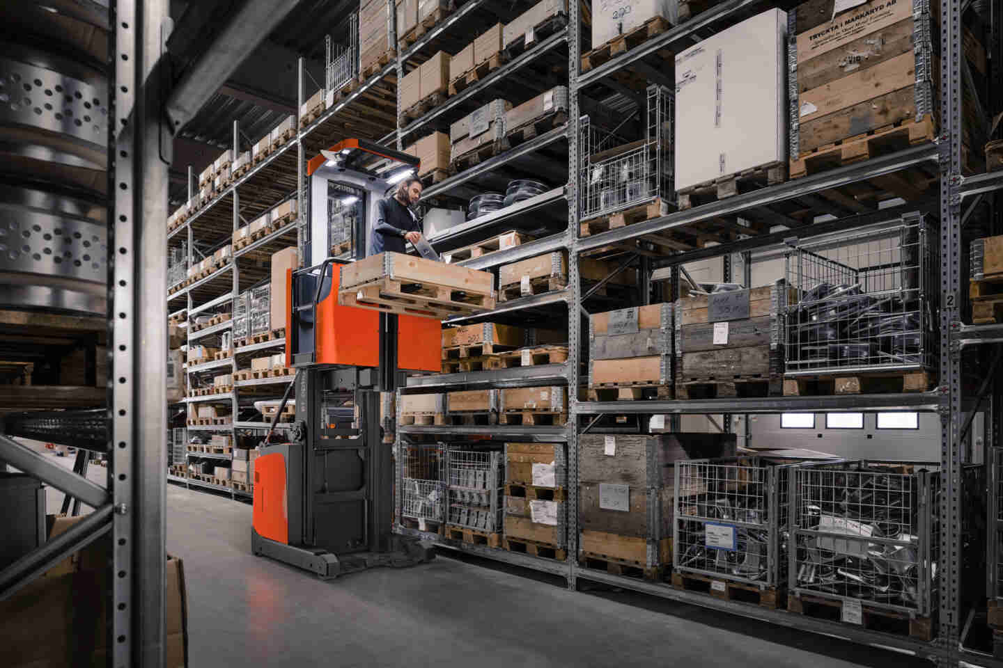 reabastecimiento de almacén con BT Optio | Reabastecimiento: Qué es y por qué es importante para mantener su almacén operativo | Toyota Material Handling