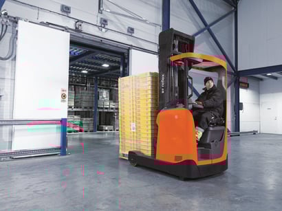 carretilla retráctil accediendo a una cámara frigorífica | Cadena de frío en logística: Qué es, fases y cómo optimizarla en su almacén | Toyota Material Handling