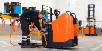 operario realizando la carga de una batería de litio en una carretilla elevadora | Cómo cargar baterías de litio correctamente: Consejos y beneficios | Toyota Material Handling