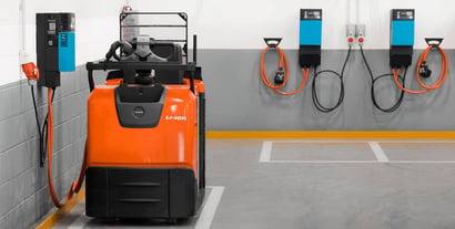 Transpaleta Toyota en estación de carga | ¿Baterías de plomo ácido o baterías de Litio-Ion? Funcionamiento y diferencias | Toyota Material Handling