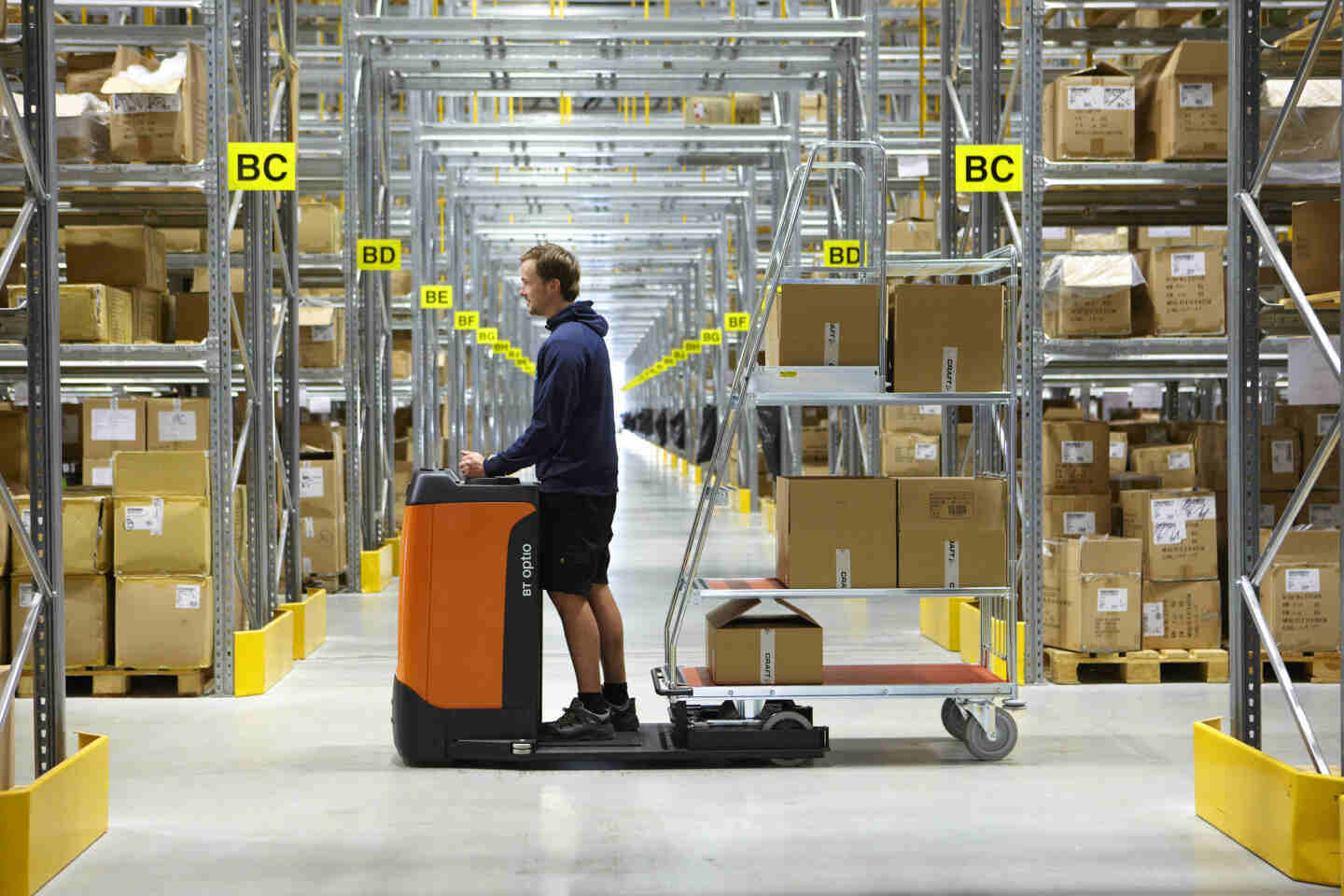 Toyota tracto en preparación de almacén | Previsión de la demanda: Qué es y métodos para preparar su almacén | Toyota Material Handling