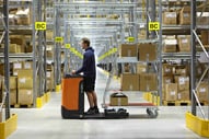 Toyota tracto en preparación de almacén | Previsión de la demanda: Qué es y métodos para preparar su almacén | Toyota Material Handling