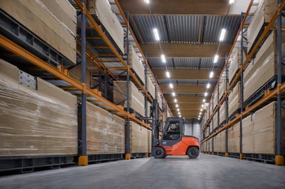 Carretilla trilateral en una zona del almacén | Zonificación en almacén: Cómo organizar espacios para maximizar eficiencia | Toyota Material Handling